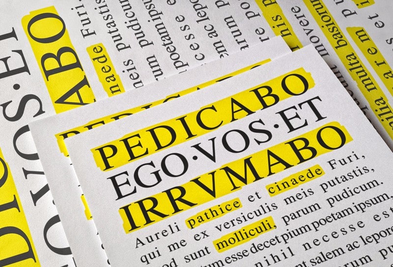 Fotografía de varios pósters con un fragmento del poema de Catulo, Carmen 19, que comienza así: Pedicabo ego vos et irrumabo.