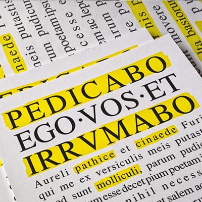 Fotografía en color del diseño Pedicabo ego vos et Irrumabo, impreso en varios pósters