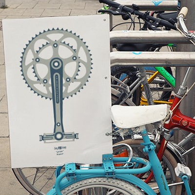 Póster con el diseño Pédale, colocado en una bicicleta.