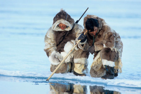 Hombres Inuit cazando en el hielo.