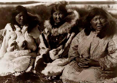 Tres mujeres Inuit en el pasado. Fotografía en blanco y marrón.