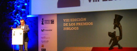 Arsenio Escolar, director del diario 20 Minutos, presentando la gala de los VIII Premios 20Blogs, en el escenario del Caixa Forum en Madrid.