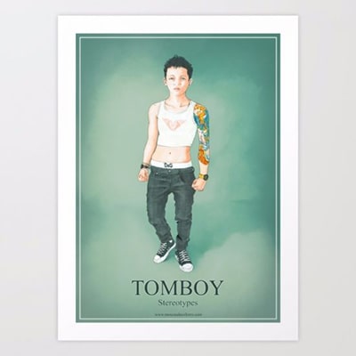 Fotografía de un póster enmarcado con el diseño Tomboy, una chica masculina dibujada sobre un fondo verde. En la parte inferior se lee, en grande, la palabra Tomboy.