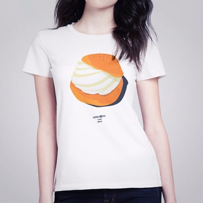 Fotografía en primer plano de una camiseta blanca con el diseño bollo, vestida por una chica.