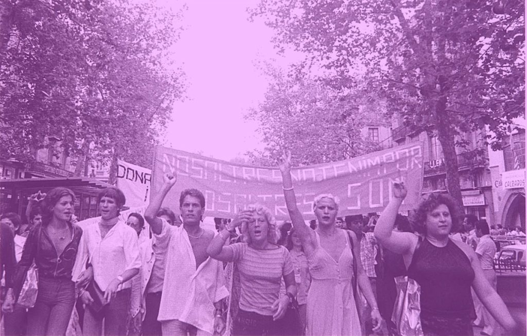 Cabecera de la primera manifestación del orgullo LGBT celebrada en Barcelona. Transexuales y travestis en primera fila. Color violeta