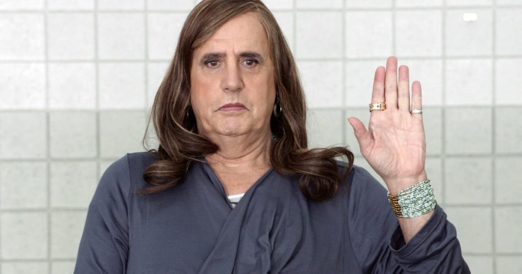 Fotograma de la serie Transparent, en el que Maura hace un juramento frente a sus amigas trans.