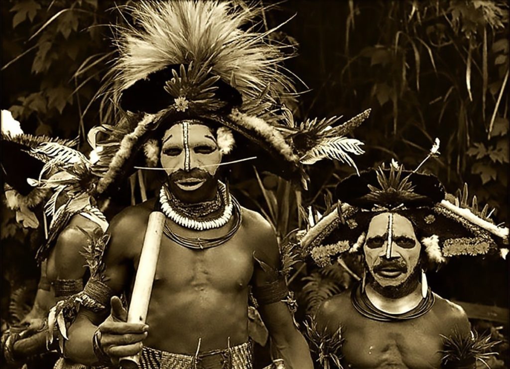 Hombres sambia con sus atuendos, no se les puede aplicar el concepto de homosexual