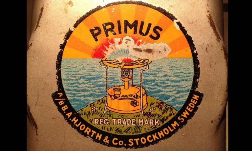 Fotografía del logo del Primus impreso sobre un hornillo que fue vital para los Inuit