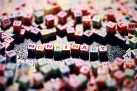 La frase Non Binary formada por cubos de letras ilustra la Identidad Sexual